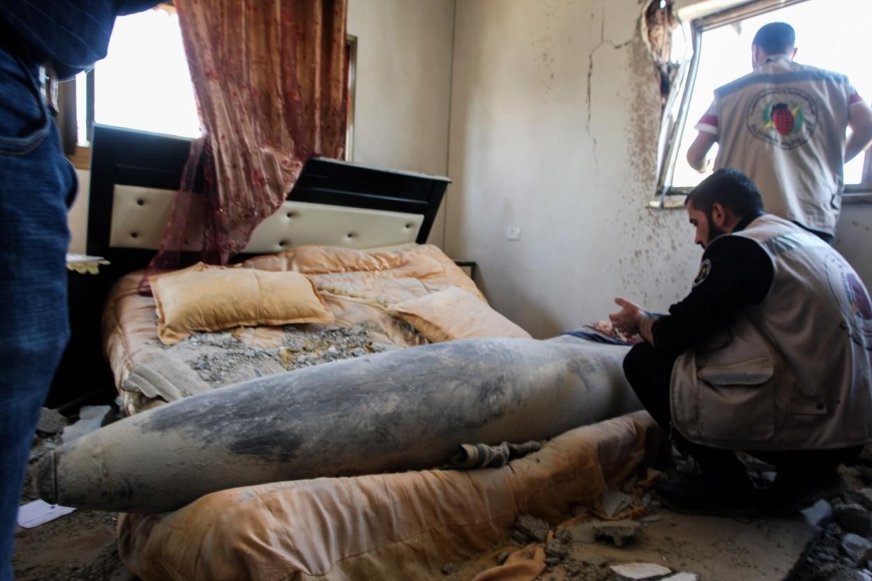FOTO // O familie din Gaza s-a trezit cu o rachetă israeliană pe pat, neexplodată