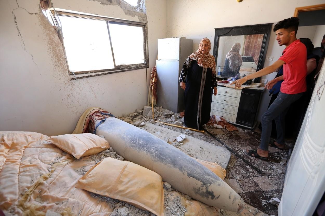 FOTO // O familie din Gaza s-a trezit cu o rachetă israeliană pe pat, neexplodată