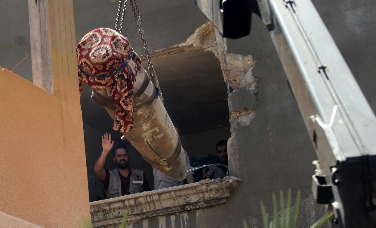 FOTO // O familie din Gaza s-a trezit cu o rachetă israeliană pe pat, neexplodată