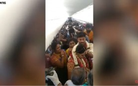 Un cuplu s-a căsătorit într-un avion pentru a evita restricţiile anti-COVID-19. 161 de persoane au fost invitate să asiste la ceremonie