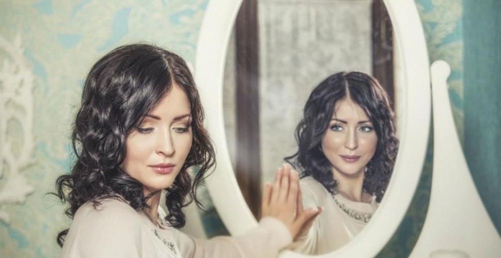 Superstiții și interpretări nebănuite despre oglindă. De ce e bine să acoperi oglinzile când moare cineva