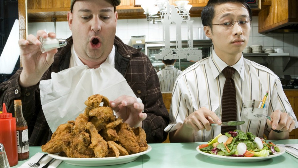 STUDIU // Vegetarienii care beau și fumează ar fi mai sănătoși decât consumatorii de carne. Explicațiile cercetătorilor