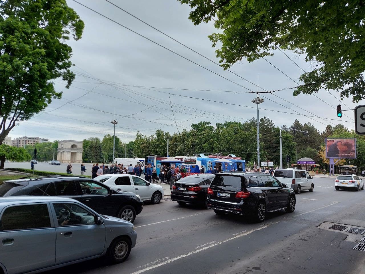 FOTO/VIDEO: Cozi la primele 2 puncte de vaccinare mobile. Doritorii se pot imuniza mai aproape de casă sau serviciu