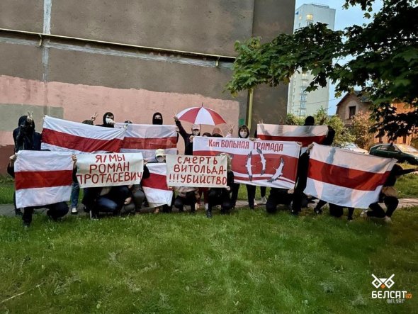 FOTO // Protestele din Belarus nu se opresc. Zeci de persoane mascate au cerut libertate pentru Roman Protasevici