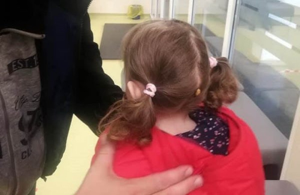 Căpușă uriașă prinsă pe scalpul unei copile, după ce s-a jucat prin parc. Părinții au dus-o de urgență la spital