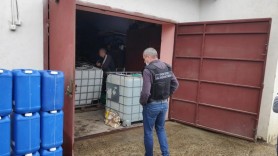 Mii de țigări și sute de litri de alcool ascunse într-un service-auto din raionul Soroca