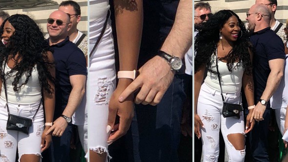 FOTO EXCLUSIV // Pe cine a mângâiat ministrul de Interne Pavel Voicu, când a mers în Qatar să ia vaccinul