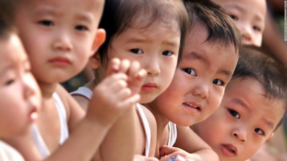 Schimbare majoră în politica demografică a Chinei: Familiile pot avea până la trei copii