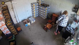 A intrat după fructe, dar a ieșit cu 231 500 lei. O femeie din Bălți a fost arestată pentru furt