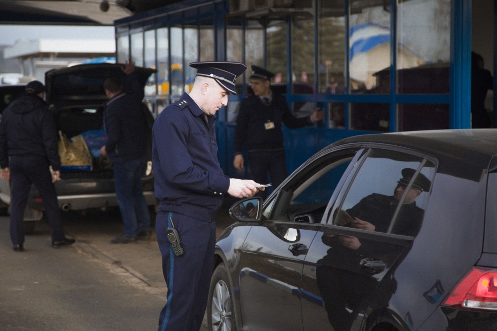 Un tânăr de la Criuleni a rămas la vamă fără automobil. Ce au găsit polițiștii