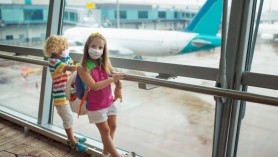 Minorii cu părinți vaccinați ar putea fi exceptați de la carantină. Comisia Europeană face noi propuneri de călătorie
