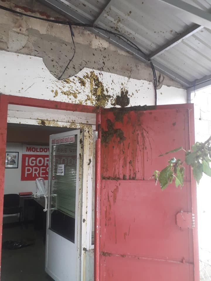 FOTO // Sediul Partidului Socialiștilor din Căușeni a fost murdărit cu excremente