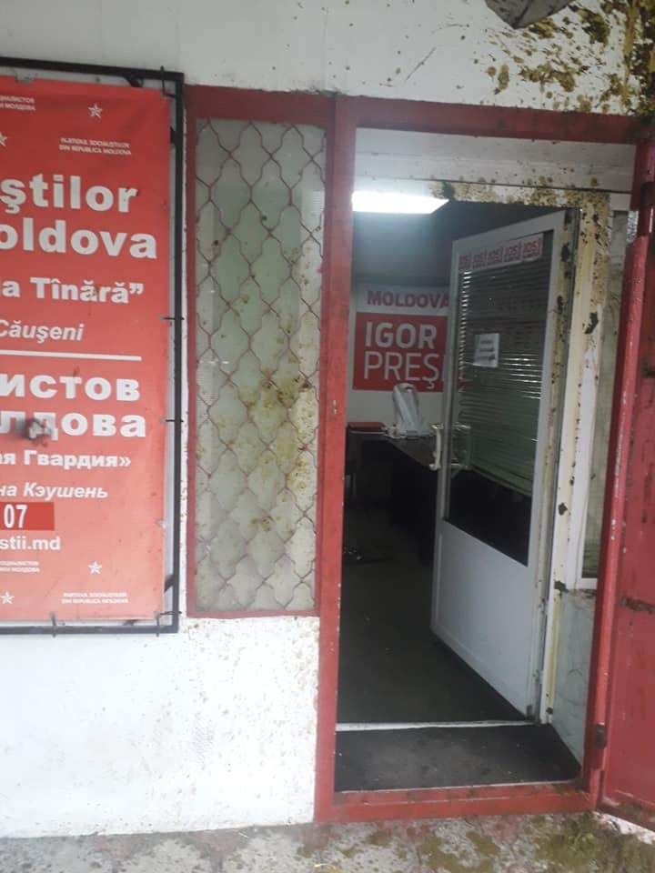 FOTO // Sediul Partidului Socialiștilor din Căușeni a fost murdărit cu excremente
