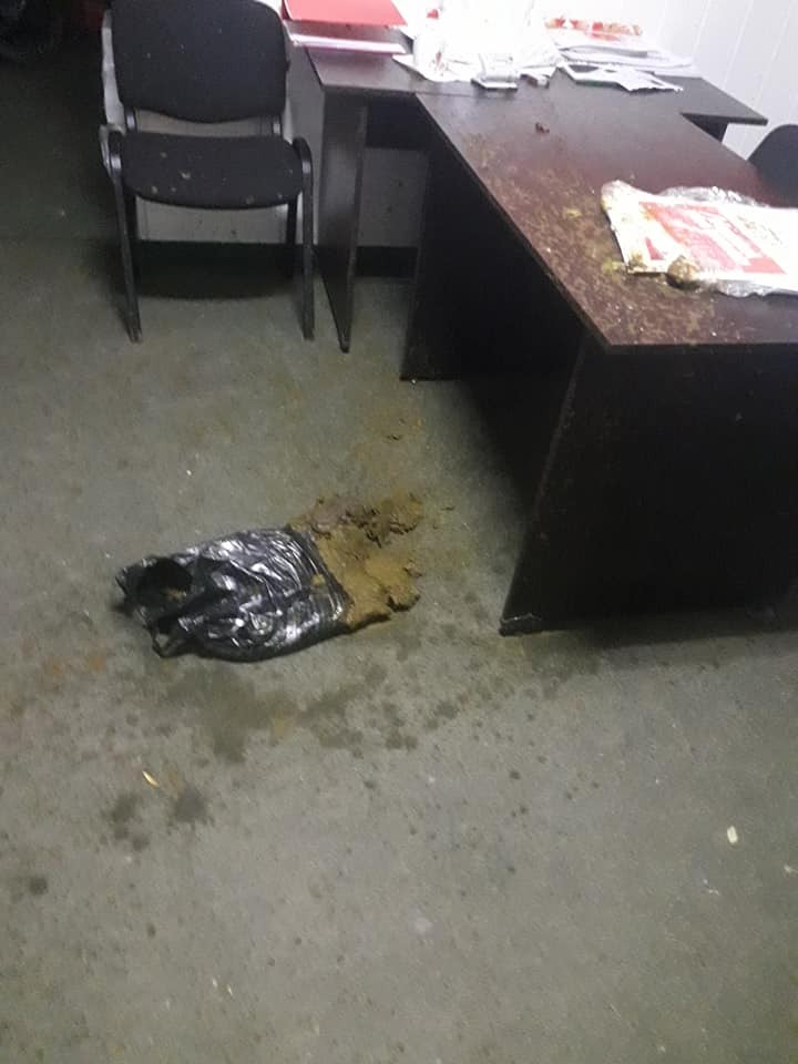 FOTO // Sediul Partidului Socialiștilor din Căușeni a fost murdărit cu excremente