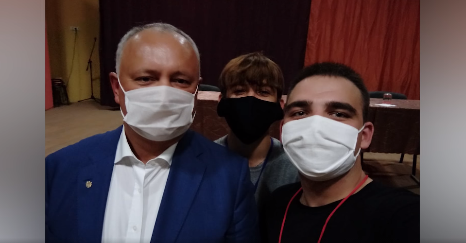 FOTO // Maia Sandu a fost huiduită de Garda Tânără a lui Igor Dodon. Primarul de Edineț: „Au fost aduși cu un autobuz”