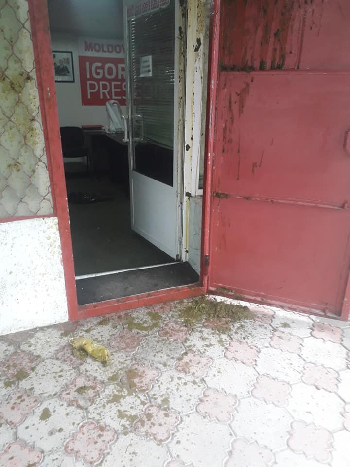 FOTO // Sediul Partidului Socialiștilor din Căușeni a fost murdărit cu excremente