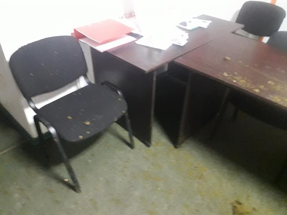 FOTO // Sediul Partidului Socialiștilor din Căușeni a fost murdărit cu excremente