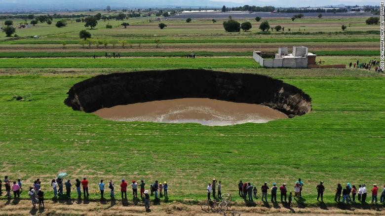 Oamenii de știință încearcă să dezlege misterul unui crater gigantic, cu diametrul de 60 de metri, apărut peste noapte în Mexic