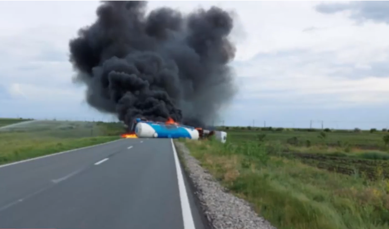 FOTO // O autocisternă condusă de un basarabean s-a răsturnat și a luat foc pe o șosea din România. Pompierii au izolat zona