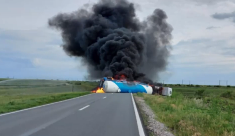 FOTO // O autocisternă condusă de un basarabean s-a răsturnat și a luat foc pe o șosea din România. Pompierii au izolat zona