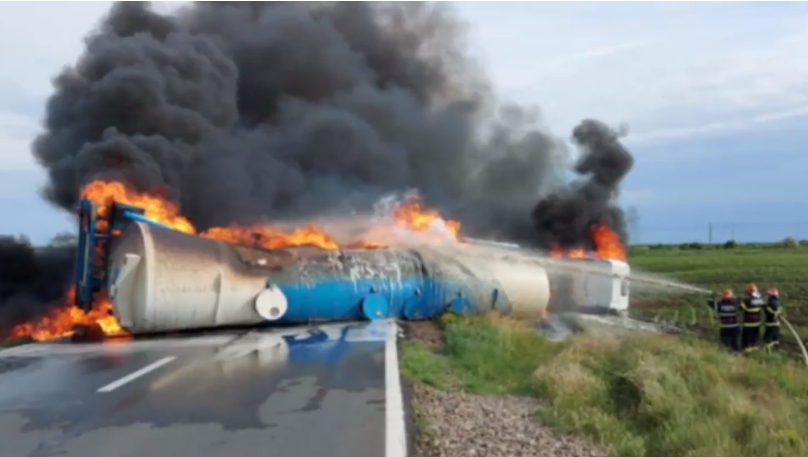FOTO // O autocisternă condusă de un basarabean s-a răsturnat și a luat foc pe o șosea din România. Pompierii au izolat zona