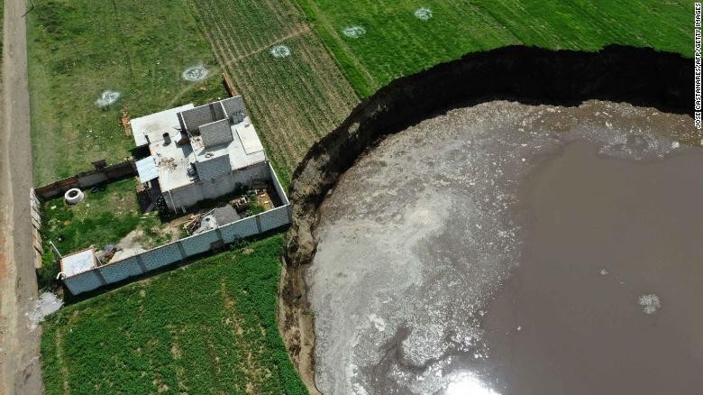 Oamenii de știință încearcă să dezlege misterul unui crater gigantic, cu diametrul de 60 de metri, apărut peste noapte în Mexic
