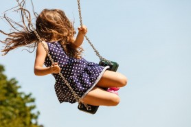 Moarte dramatică pentru o fetiţă de 11 ani: S-a stins din viaţă, după ce s-a dat în scrânciob