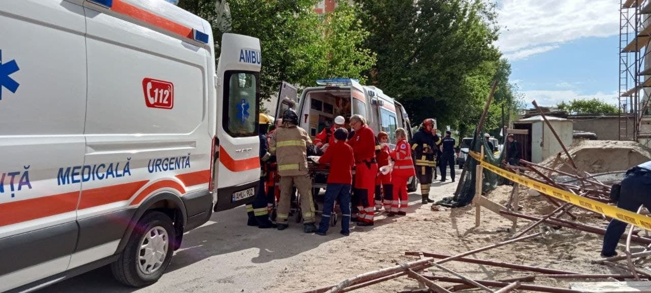 FOTO // Tragedie în capitală. Două persoane s-au prăbușit în gol de la etajul 9 a unui bloc în construcții