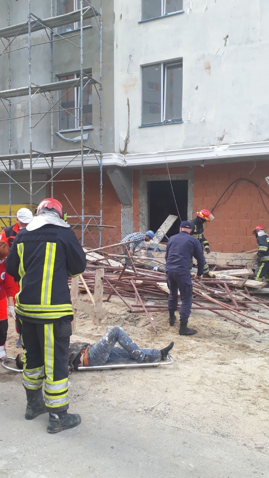 FOTO // Tragedie în capitală. Două persoane s-au prăbușit în gol de la etajul 9 a unui bloc în construcții