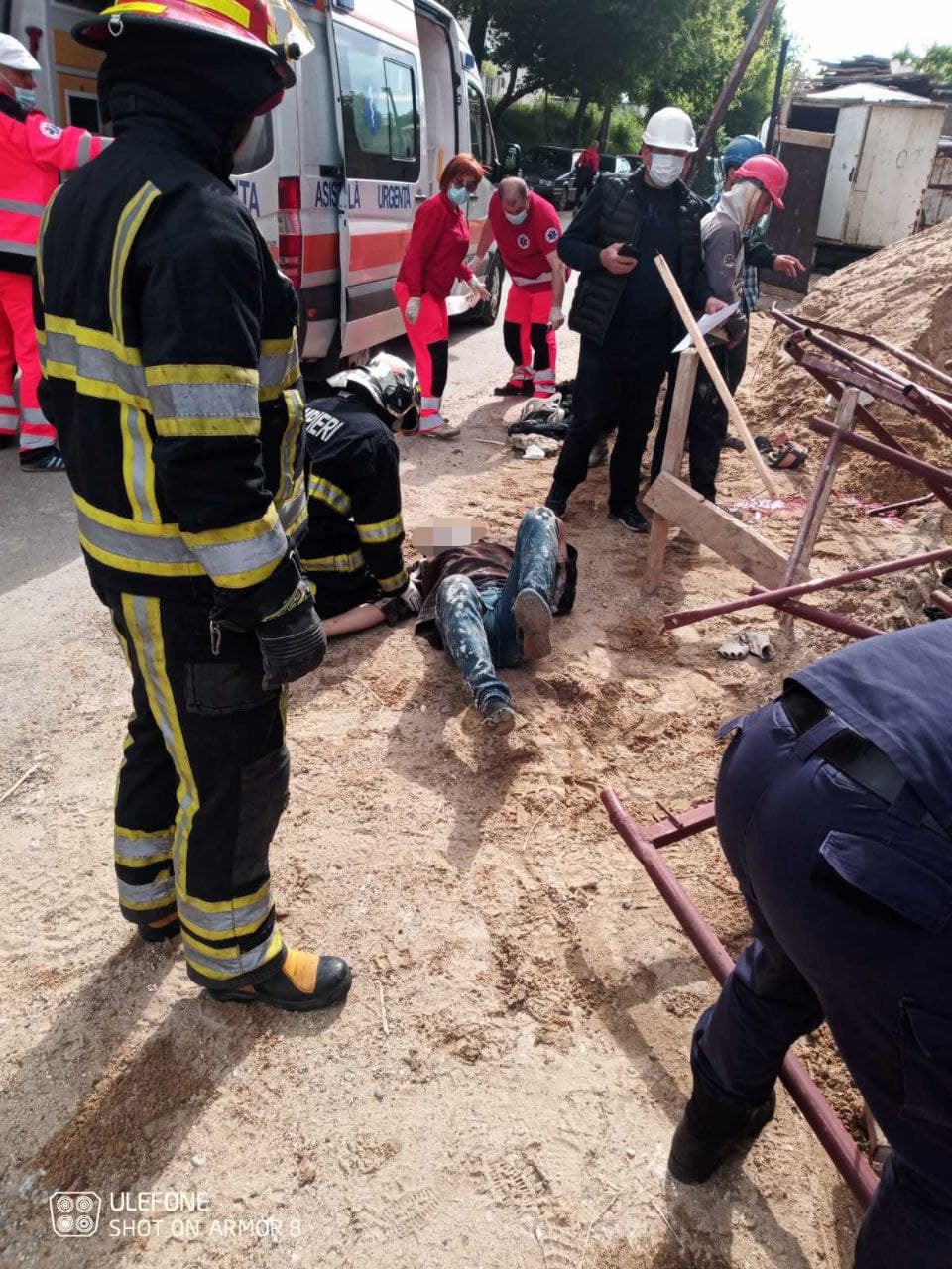 FOTO // Tragedie în capitală. Două persoane s-au prăbușit în gol de la etajul 9 a unui bloc în construcții