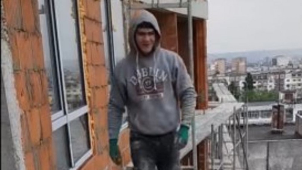 Se joacă cu viața sa? Tânăr din R. Moldova filmat montând schele la etajul 10 fără cască şi centură de siguranţă