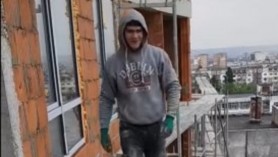Se joacă cu viața sa? Tânăr din R. Moldova filmat montând schele la etajul 10 fără cască şi centură de siguranţă