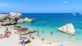 Amenzi usturătoare pentru turiștii care vor să ia „suveniruri” de pe plajele din Sardinia