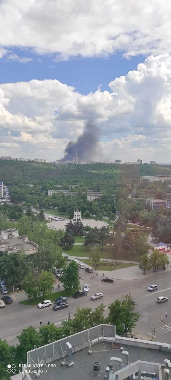 FOTO // Incendiu puternic la Ciocana. Fumul a acoperit tot sectorul