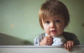 STUDIU // Servirea mesei în faţa televizorului poate avea efecte negative asupra dezvoltării limbajului la copii