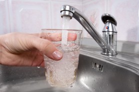 5 motive pentru care apa de la robinet te omoară