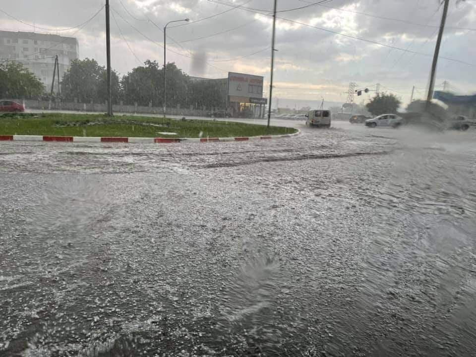 FOTO/VIDEO: S-a rupt cerul deasupra Moldovei. Plouă cu grindină în mai multe regiuni ale țării