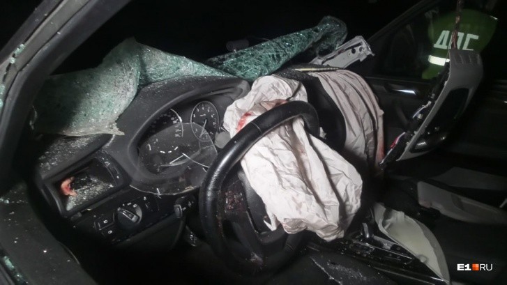 FOTO/VIDEO: Elan spulberat de un Opel zboară și aterizează pe plafonul unui BMM X3. Șoferul SUV-ului a murit pe loc