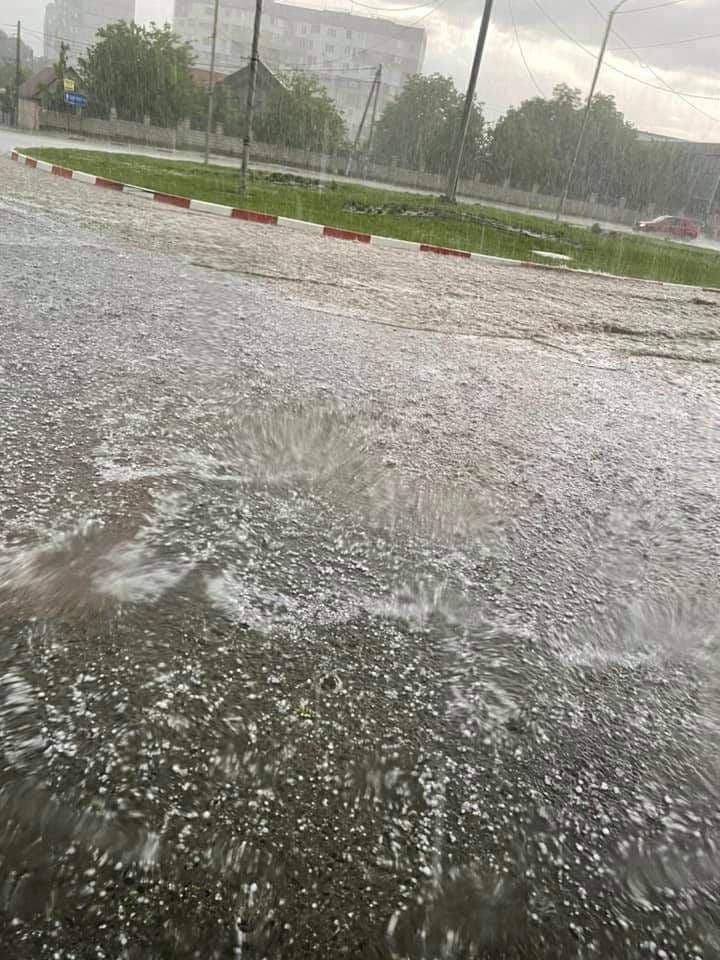 FOTO/VIDEO: S-a rupt cerul deasupra Moldovei. Plouă cu grindină în mai multe regiuni ale țării