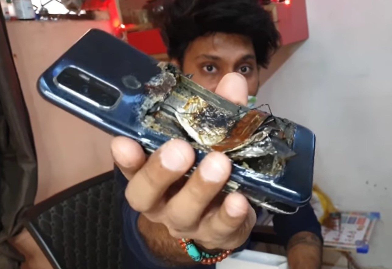 FOTO/VIDEO: Bărbat, rănit după ce i-a explodat smartphone-ul în buzunar. Modelul, vândut și în Moldova