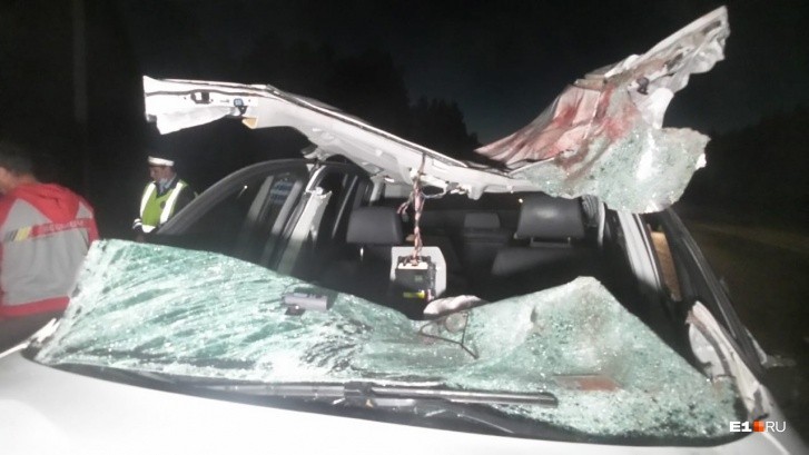 FOTO/VIDEO: Elan spulberat de un Opel zboară și aterizează pe plafonul unui BMM X3. Șoferul SUV-ului a murit pe loc