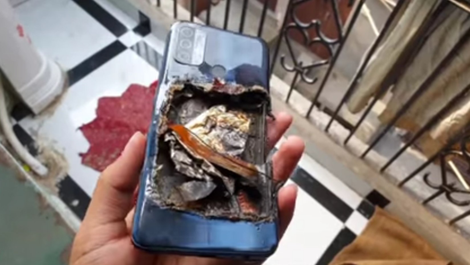 FOTO/VIDEO: Bărbat, rănit după ce i-a explodat smartphone-ul în buzunar. Modelul, vândut și în Moldova