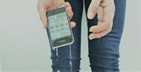 Ce e bine să faci, dacă scapi telefonul în apă. 12 pași esențiali de urmat
