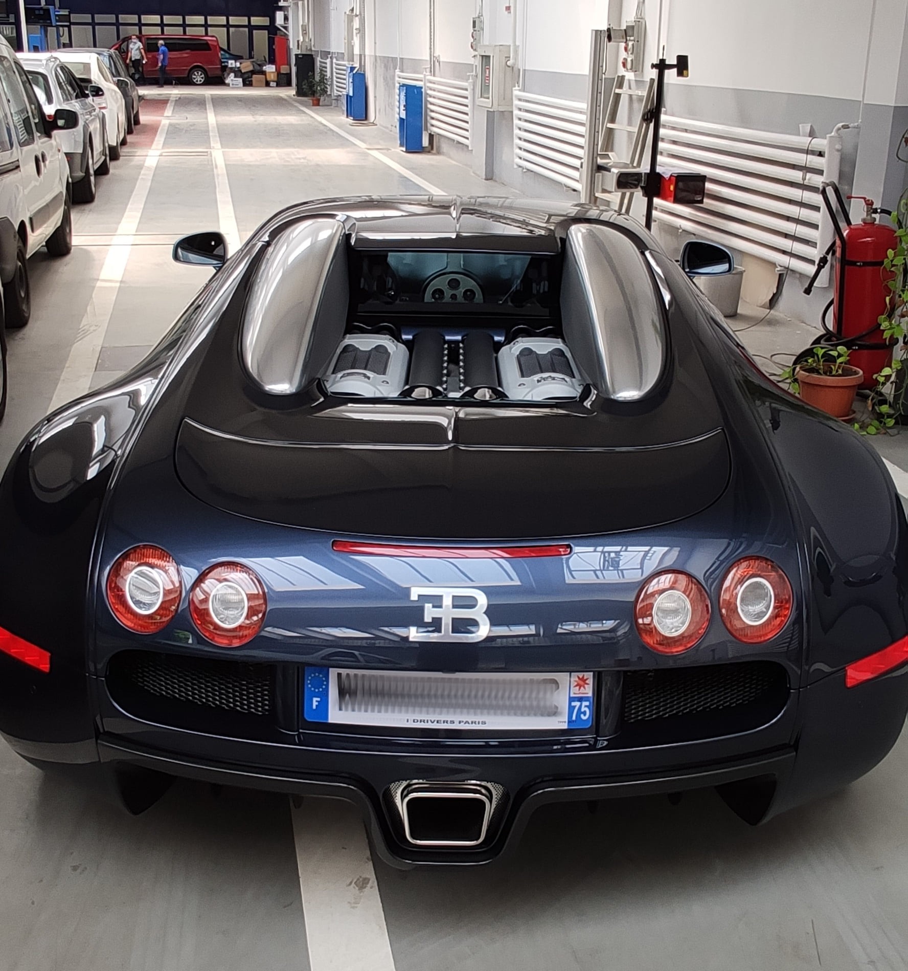 FOTO // Un Bugatti Veyron a fost înmatriculat în România. Cât costă bolidul de lux