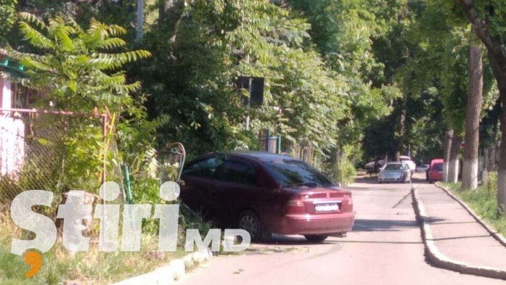 Conducea fără permis și a ajuns la o grădiniță din capitală dărămând un gard