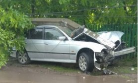 Accident GRAV la Florești. A rupt în două un stâlp de electricitate și s-a oprit într-un gard