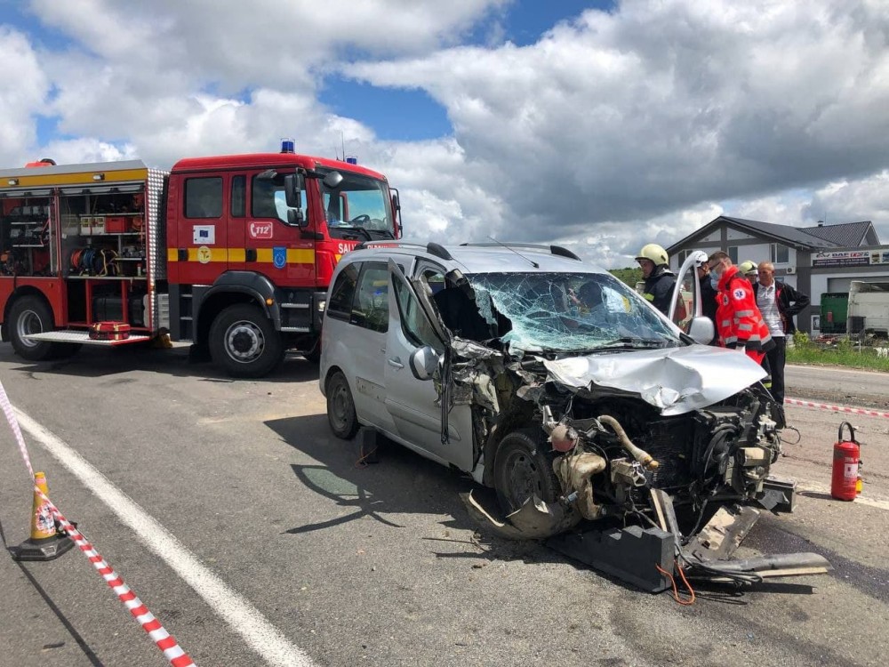 FOTO // Accident grav la Ialoveni. Un Citroen s-a tamponat cu un autocamion de model Kamaz