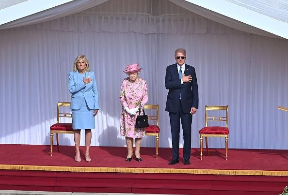 Joe Biden a încălcat protocolul regal. A purtat ochelari de soare la întâlnirea cu regina Elisabeta și a povestit ce au discutat în privat