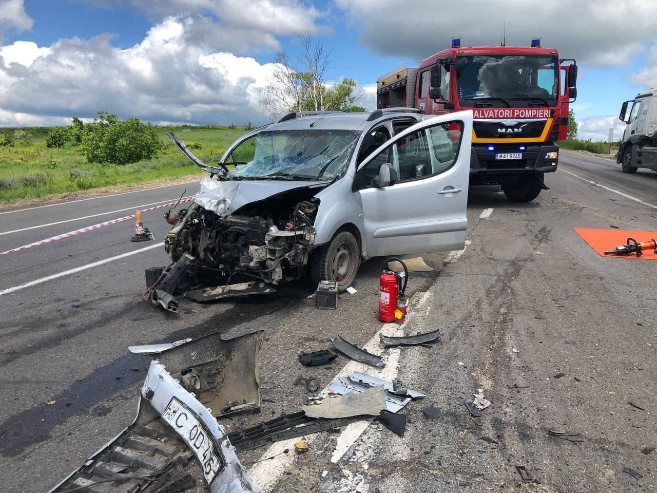 FOTO // Accident grav la Ialoveni. Un Citroen s-a tamponat cu un autocamion de model Kamaz