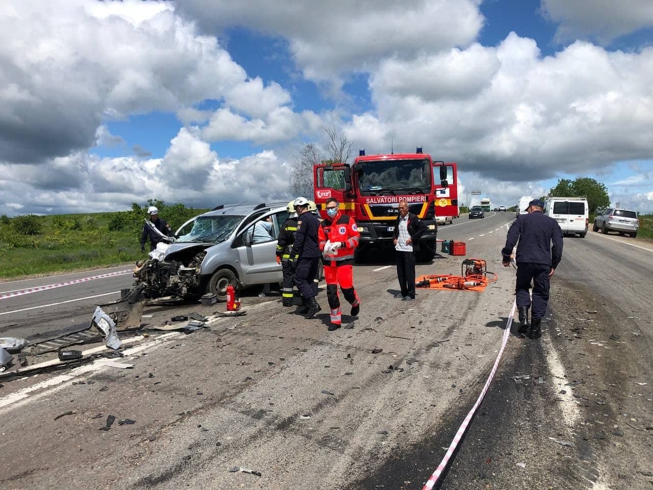 FOTO // Accident grav la Ialoveni. Un Citroen s-a tamponat cu un autocamion de model Kamaz